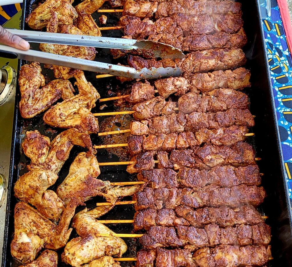 Brochettes et ailes de poulet : marinées aux épices africaines et grillées avec soin