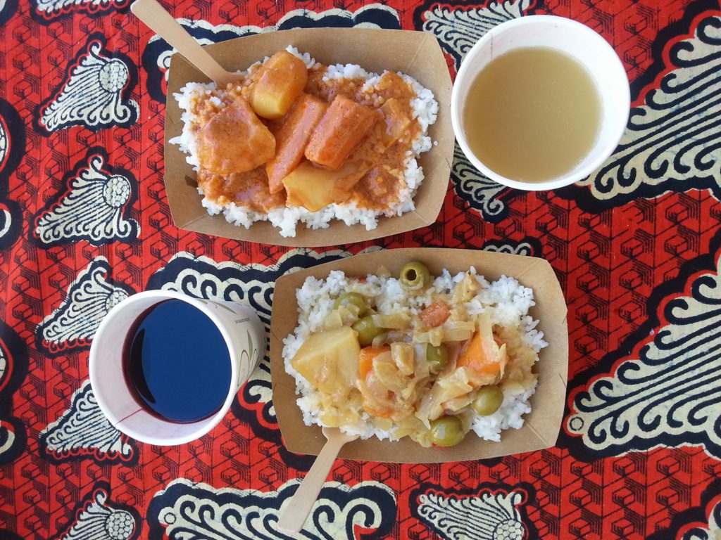 Yassa végétarien (sauce citronnée à la moutarde et aux oignons, mijotée avec des légumes de saison) et Mafé végétarien (sauce onctueuse à la pâte d’arachide, tomate, gombo et légumes)
